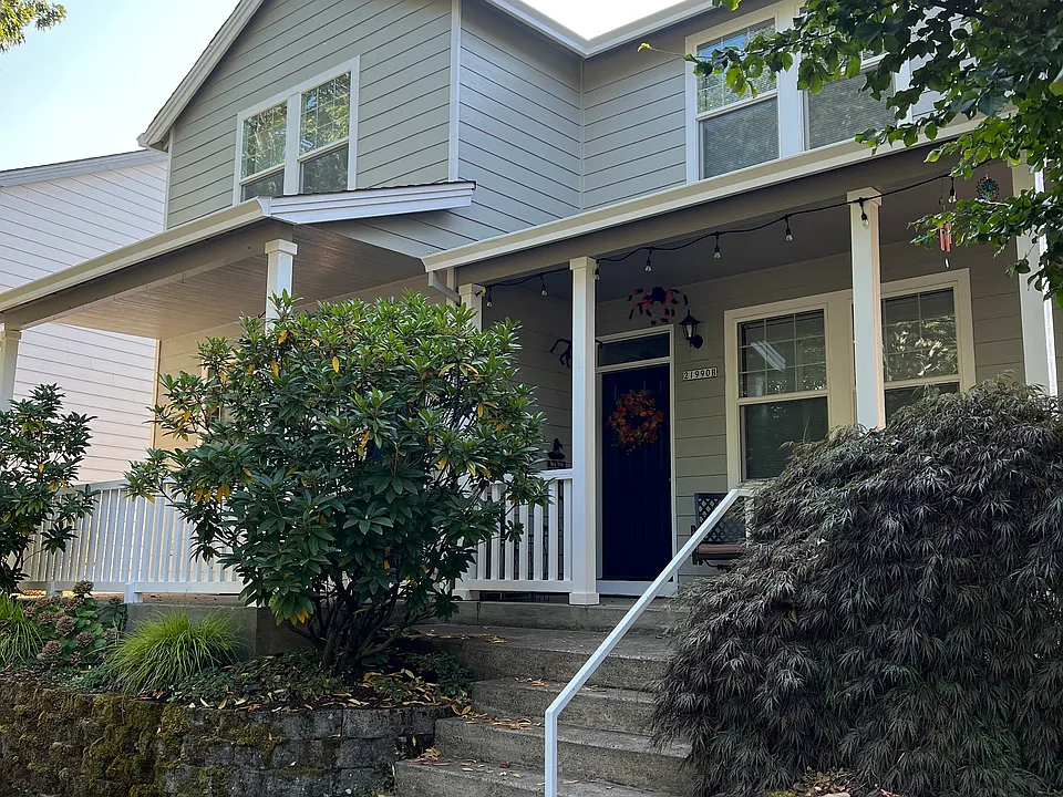 21990 NE Chinook Way #C