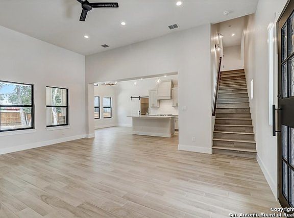 4th image of 112 Laurel Heights