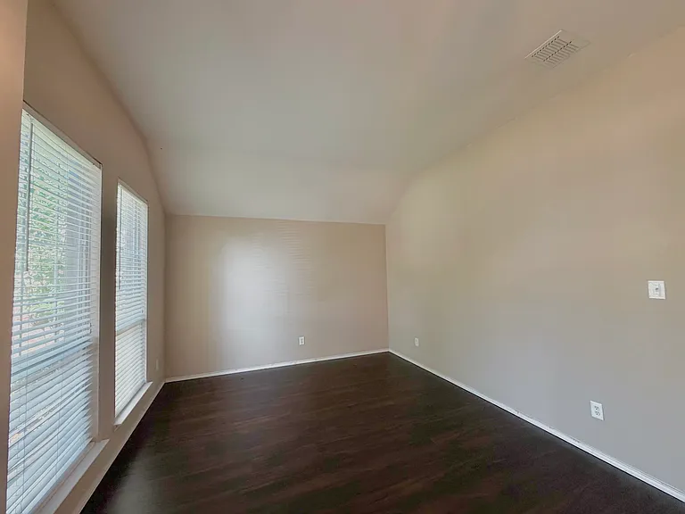 8520 Ontario Dr — Photo 2