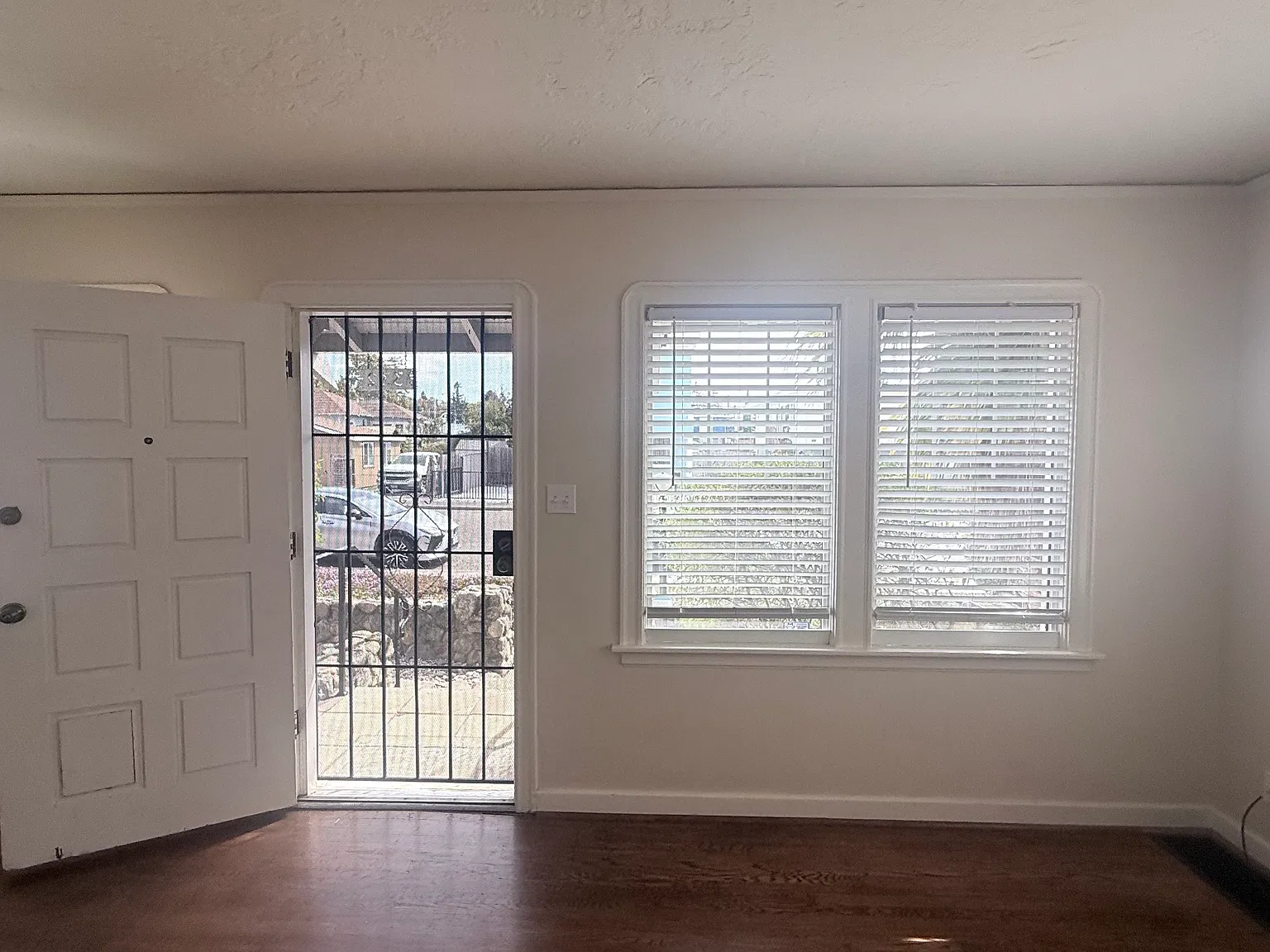2 bed, 872 sqft, $2,300 — Photo 3
