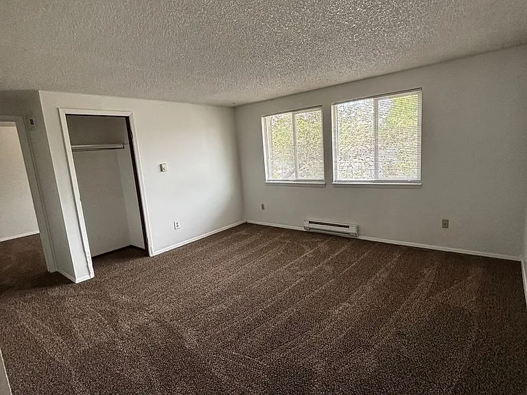 423 E Dunn St — Photo 2