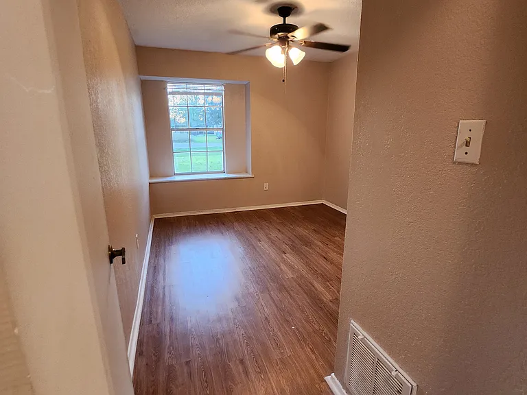 Bedroom 2- Ceiling fan, large closet