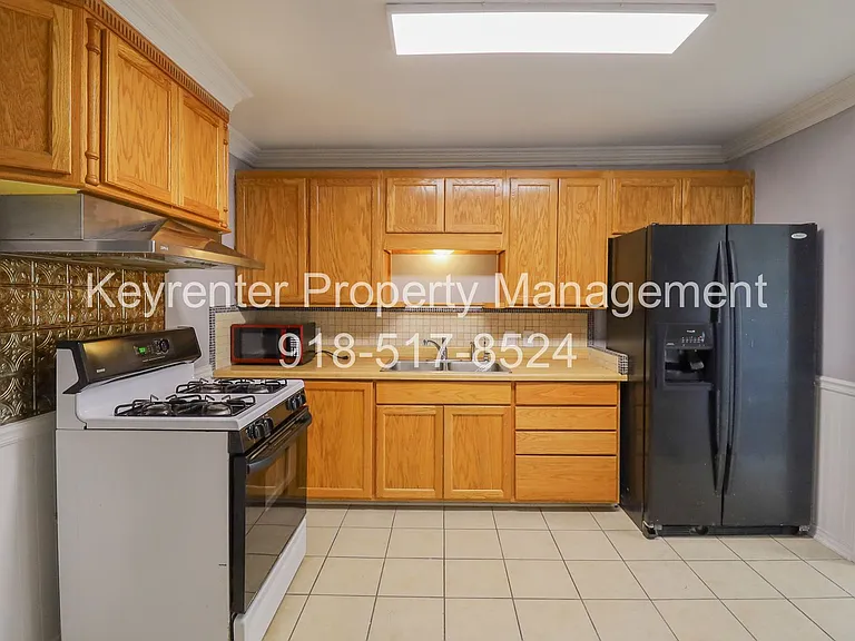 5330 W 2nd St — Photo 9
