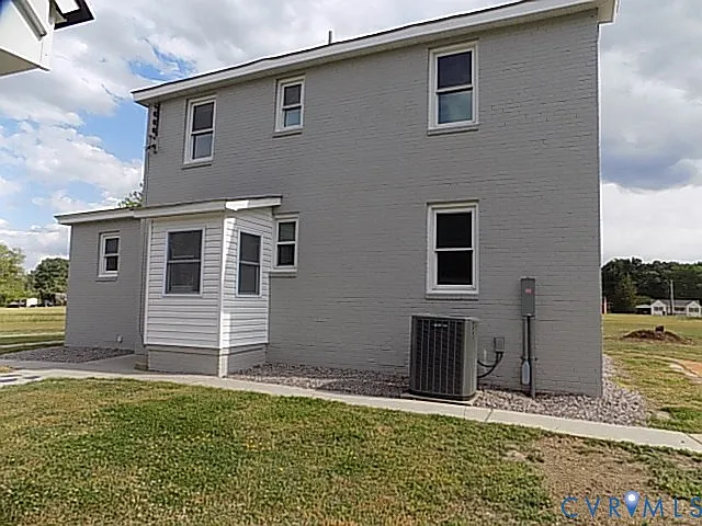 5 bed, 2.0 bath, 2937 sqft, $2,500 — Photo 2