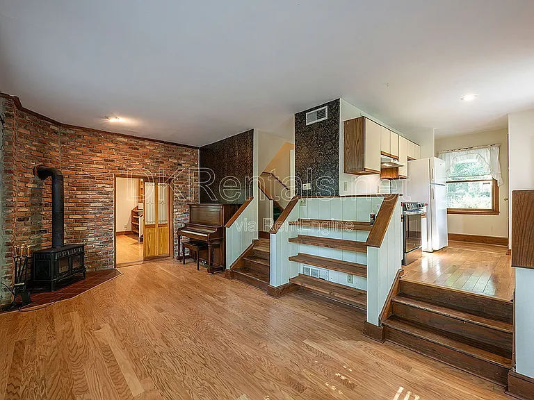 425 Ansley St — Photo 7