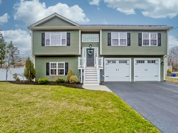 34 Como Dr, Attleboro, MA 02703