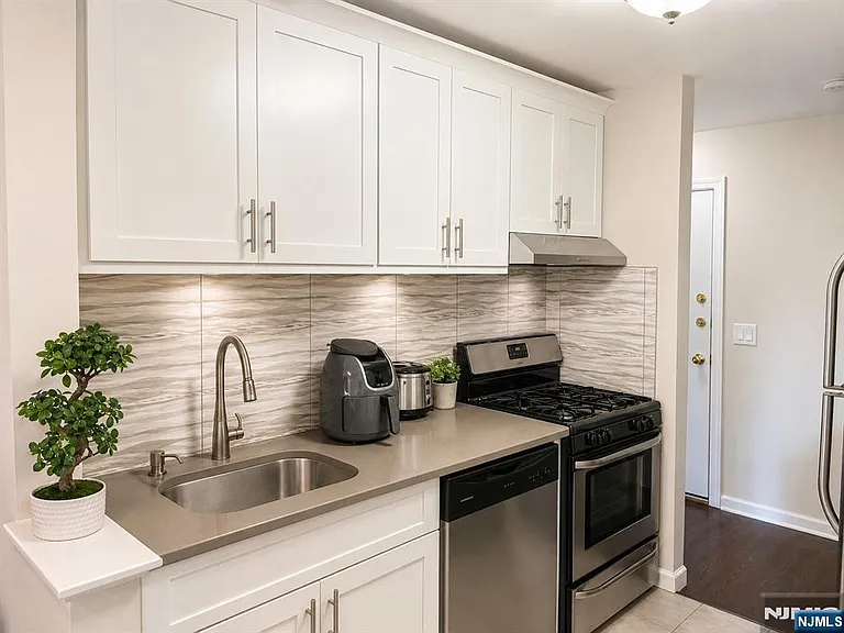 605 Grove St #L13 — Photo 9