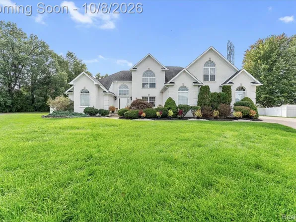 27063 Red Fox Trl, Brownstown, MI 48134