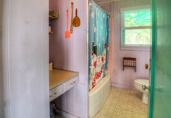 Main bath with built-in vani