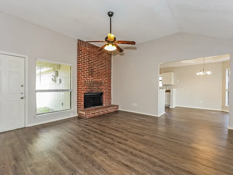 2605 Hartford Ln — Photo 4