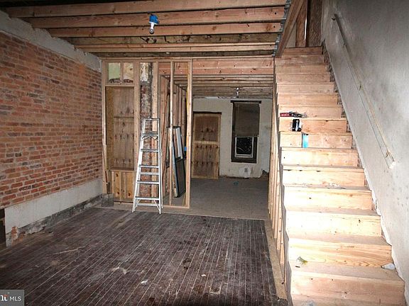 4th image of 835 N Hutton St