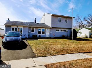 24 Ivory Rock Rd, Levittown, PA 19057