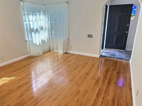 5th image of 3484 Ashwood Ave