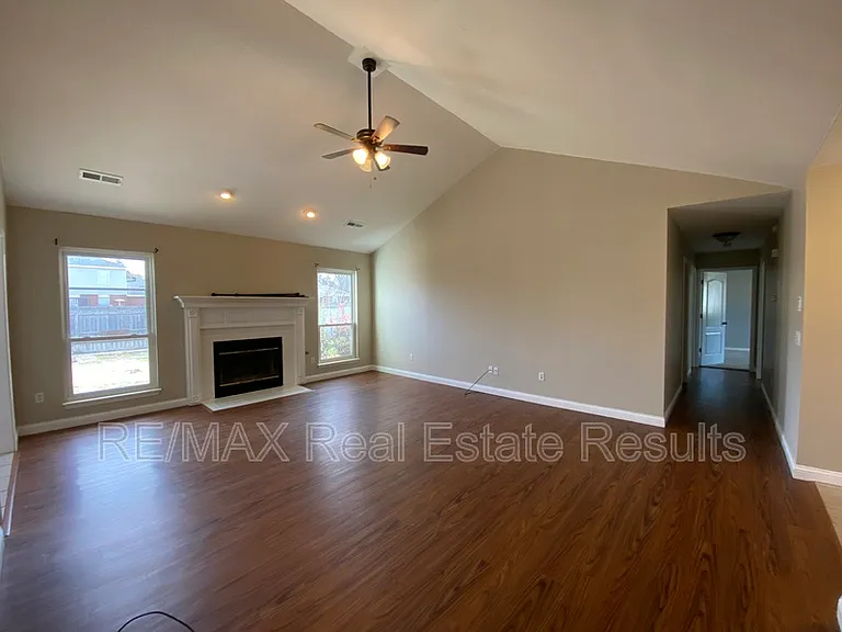 1601 S 24th Pl — Photo 3