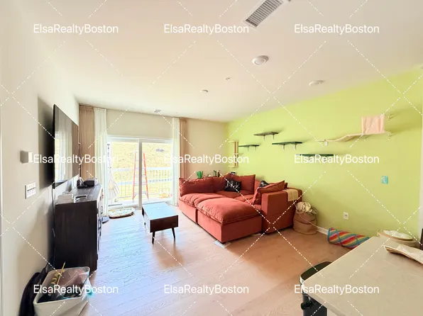 6 Stratton Dr #110, Woburn, MA 01801