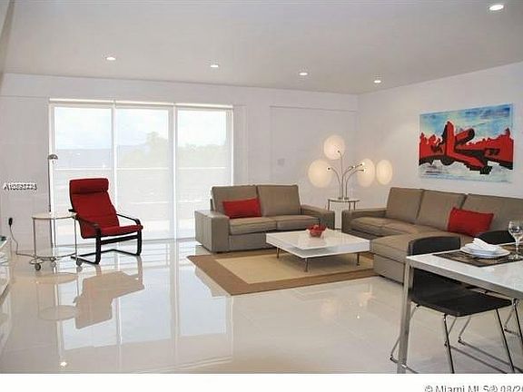 2nd image of 3121 Commodore Plz #Penthouse