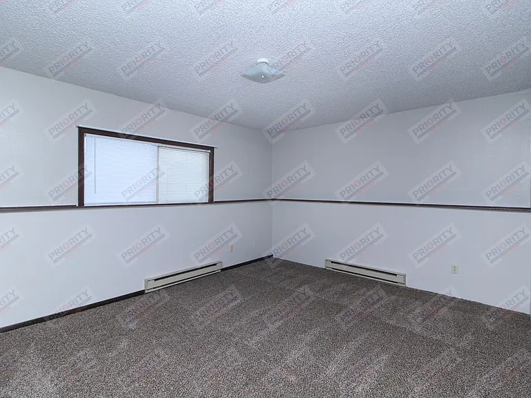 707 Vivian St — Photo 8