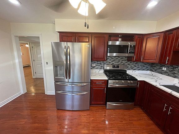 3rd image of 6052 N Melvina Ave