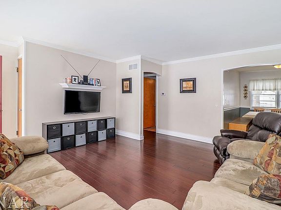 4th image of 28 Briarwood Ave