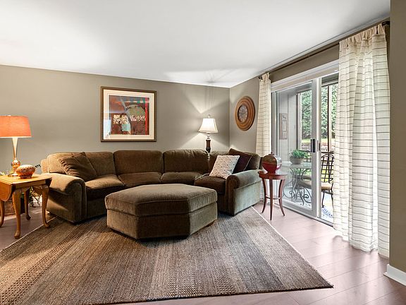 5th image of 950 Woodridge Ct #5A