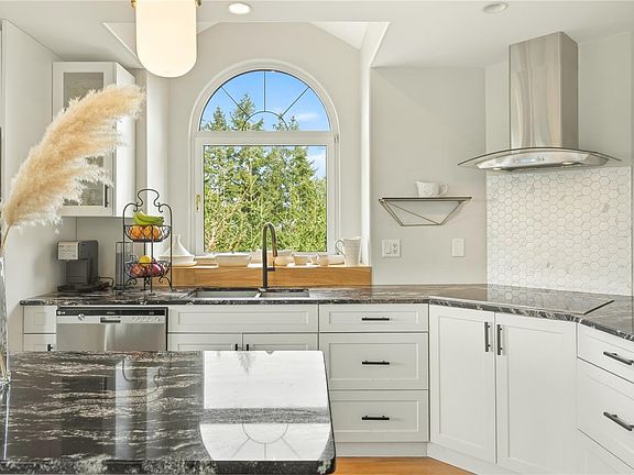 5th image of 3758 Panorama Cres