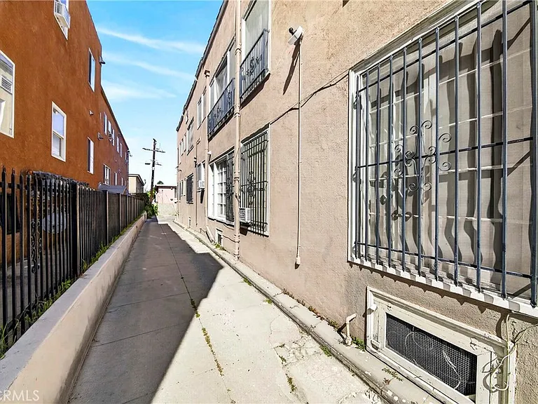 139 S Manhattan Pl — Photo 37