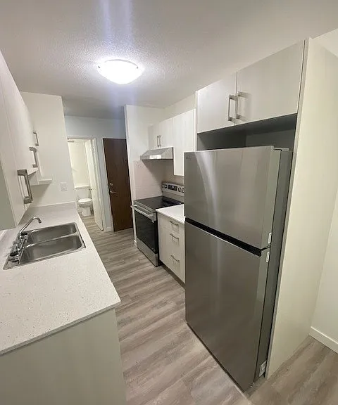 667 Head St #402 — Photo 9