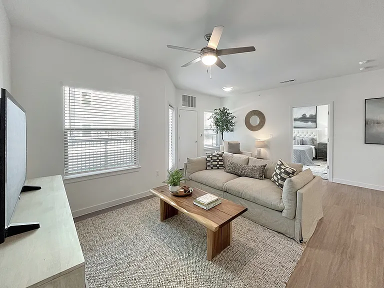 The Lantana Apartments — Photo 8
