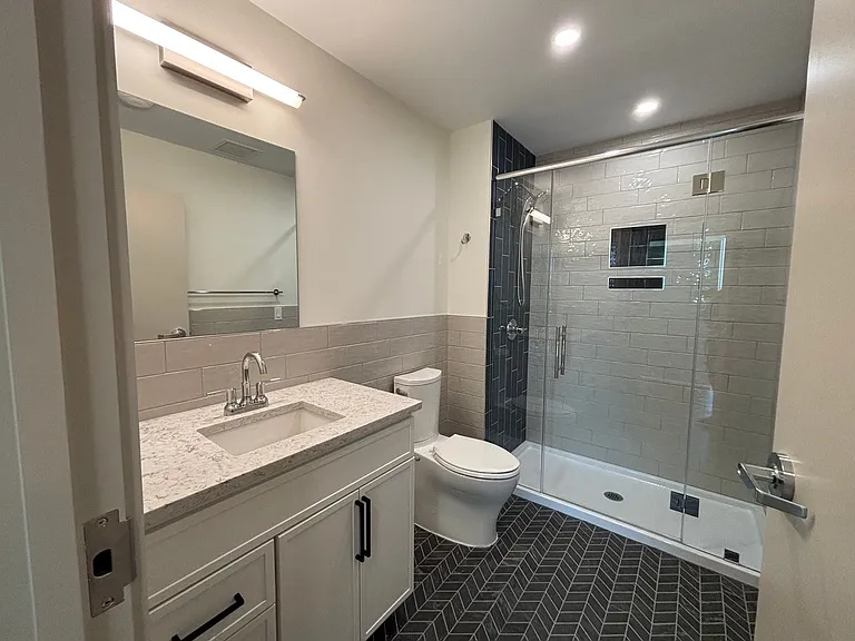 Bank Street Apartments at Burlington Square — Photo 12