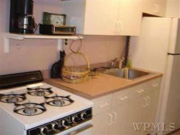 5th image of 3028 Laconia Ave