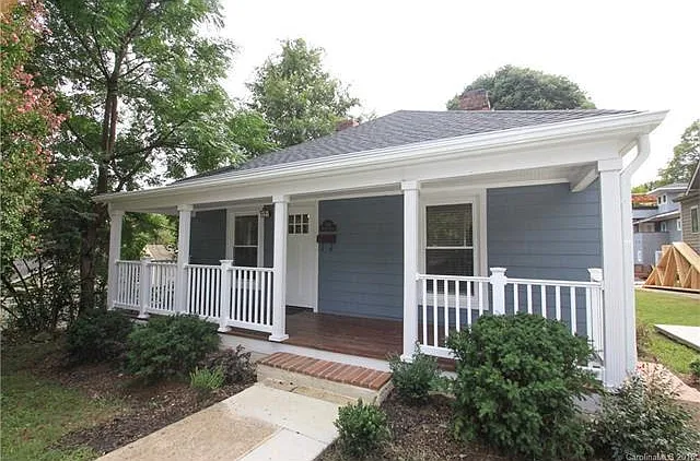 Classic bungalow, view from the street.