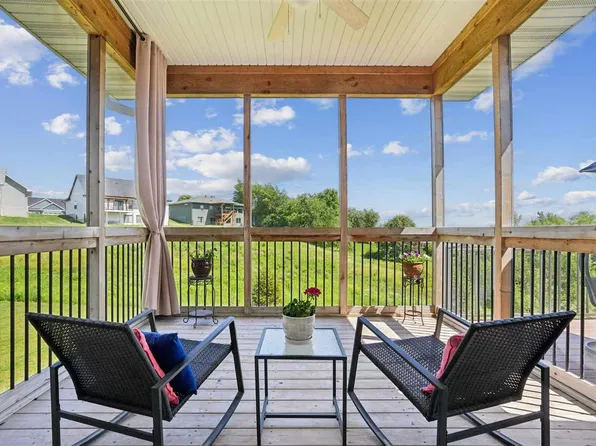 916 Summit Ct, Tiffin, IA 52340
