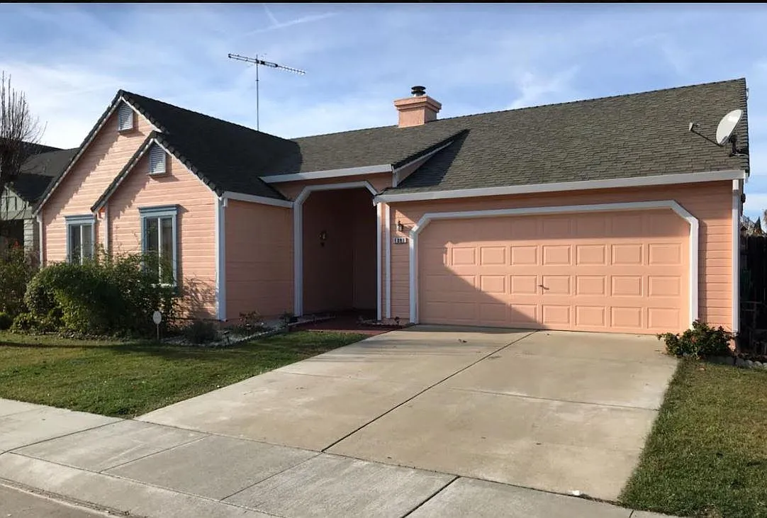 3 bed, 1227 sqft, $2,700 — Photo 1