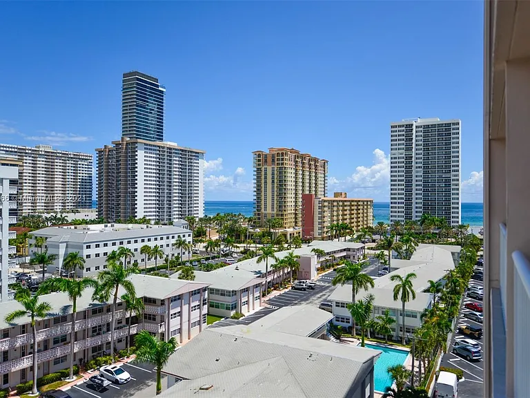 3161 S Ocean Dr — Photo 2