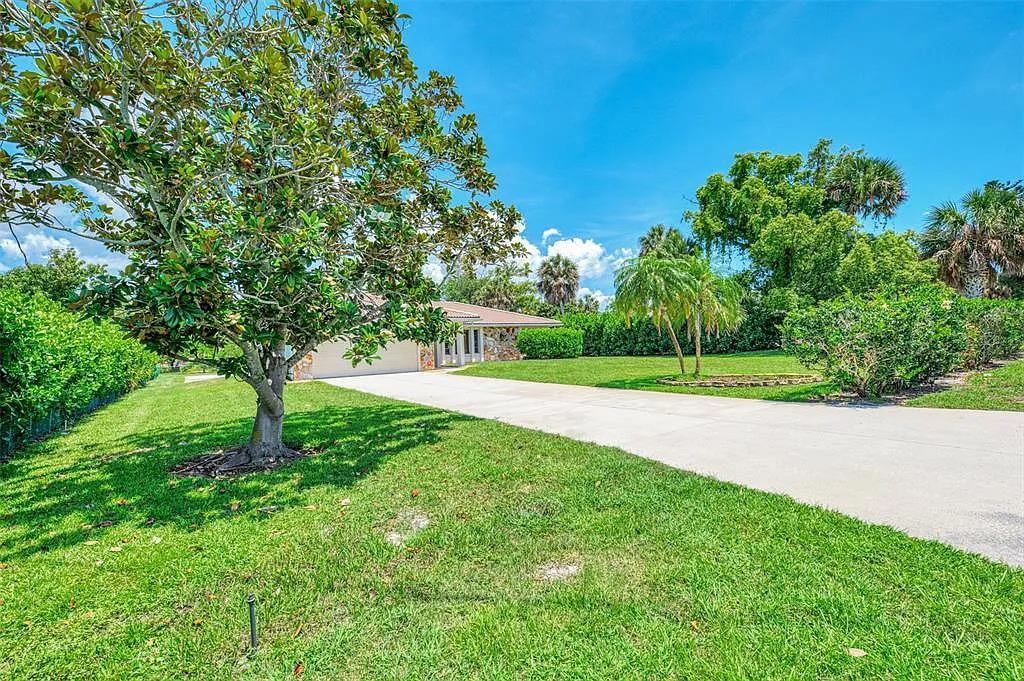 3 bed, 2.0 bath, 1955 sqft, $3,700 — Photo 4