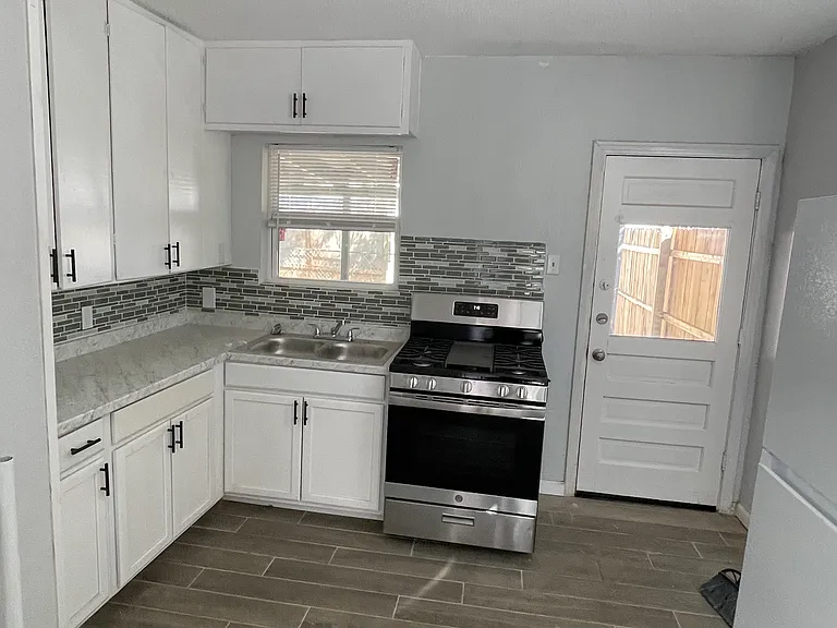 402 W 21st St — Photo 3