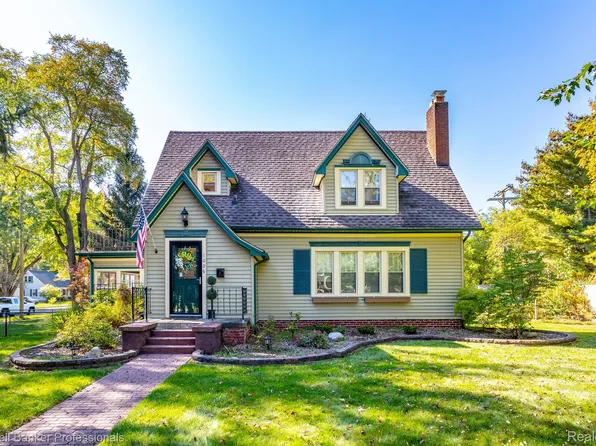 1006 Burns St, Howell, MI 48843