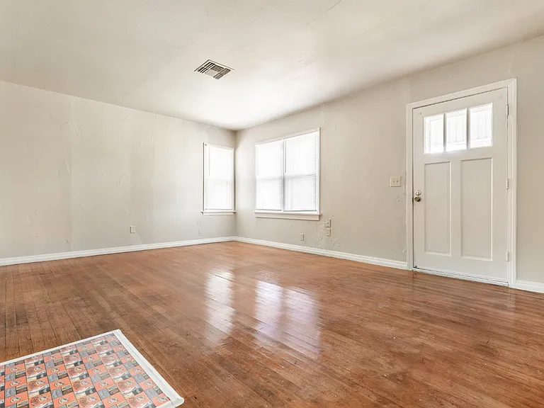 1216 E Campbell St — Photo 2
