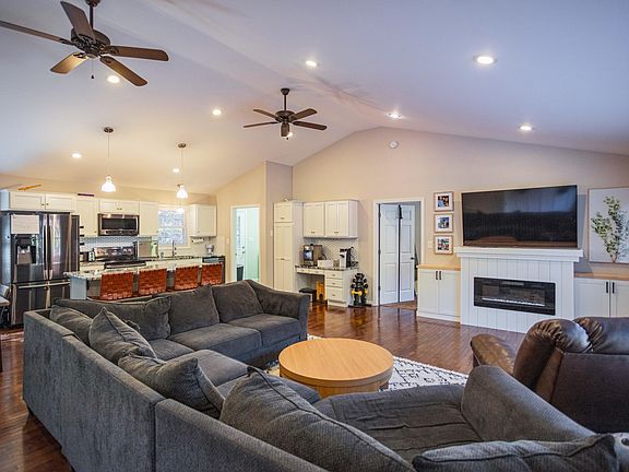 4th image of 40 Robindale Ct