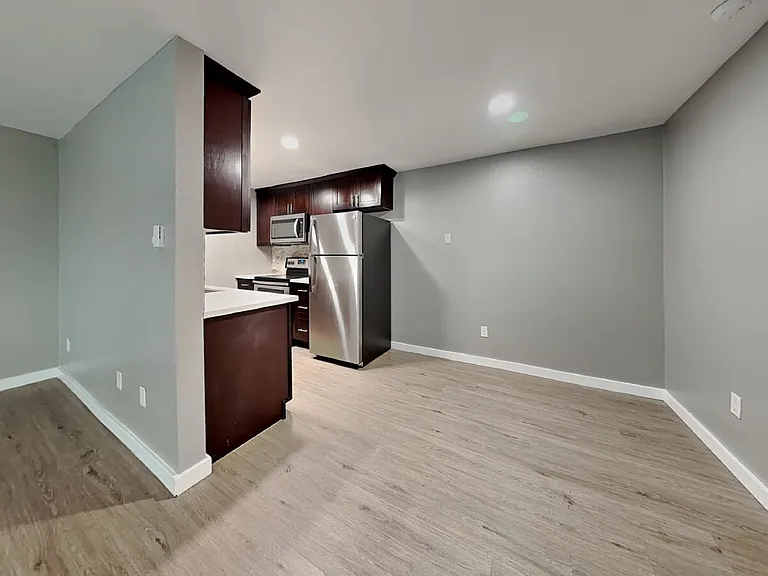 1105 S Woodlawn St #2 — Photo 25