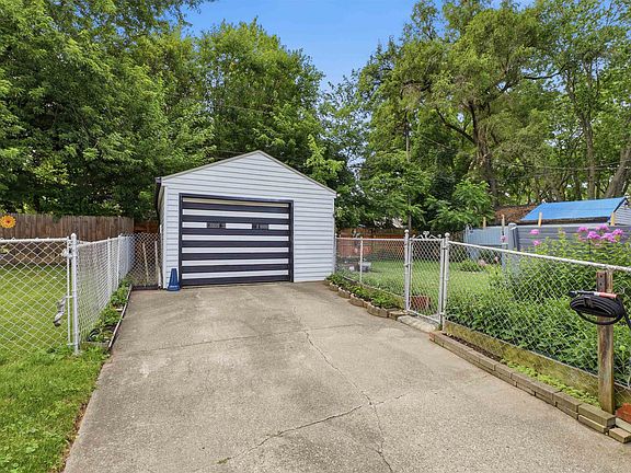 3rd image of 1613 Berrywood Ln