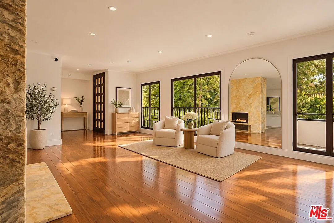 5 bed, 4.0 bath, 4154 sqft, $22,900 — Photo 4