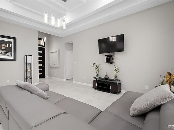 3rd image of 831 Whitewing St