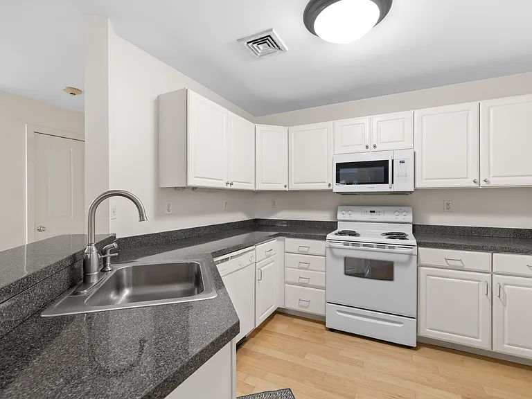 30 Franklin St #309 — Photo 1