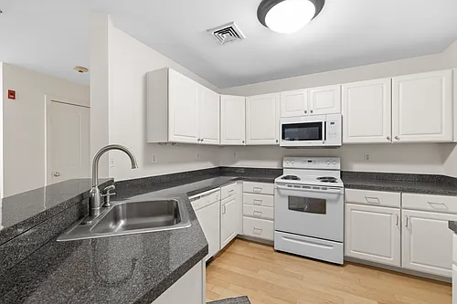 30 Franklin St Photo 1