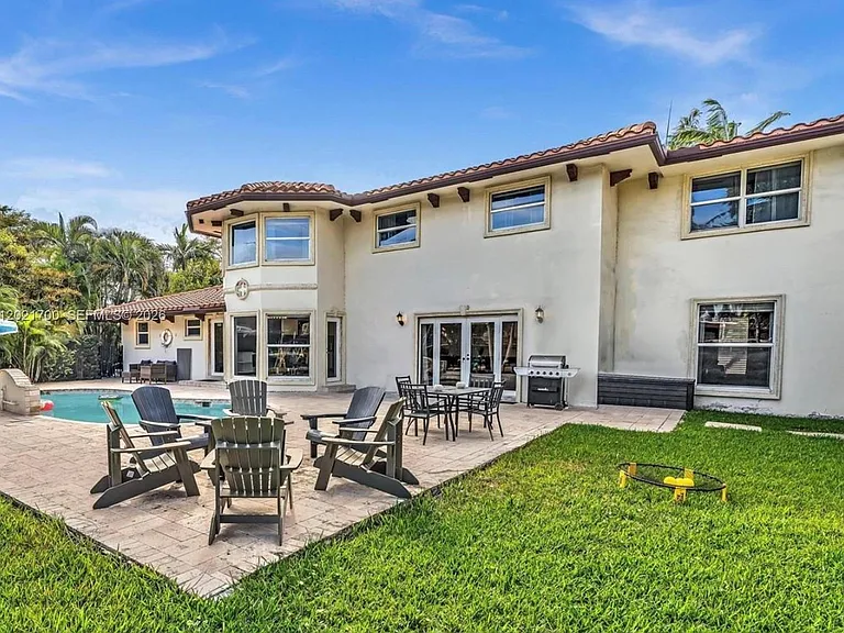 900 Diplomat Pkwy — Photo 1