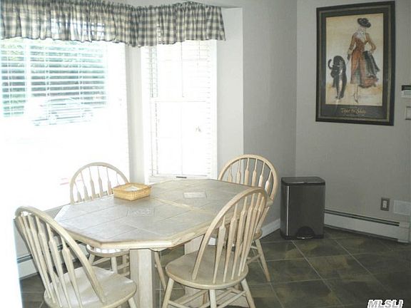 4th image of 117 E Moriches Blvd