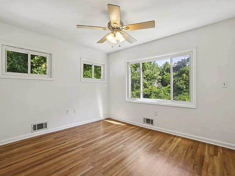 2056A Abby Ln NE — Photo 24