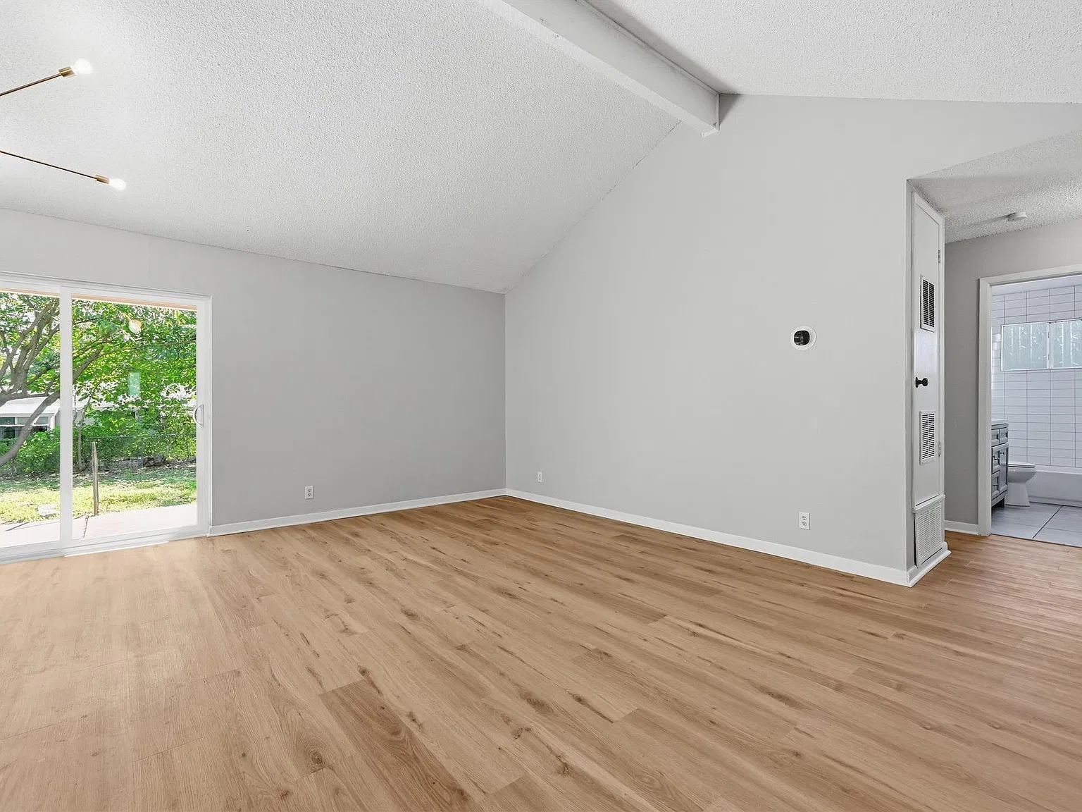 4 bed, 2.0 bath, 1270 sqft, $2,600 — Photo 3