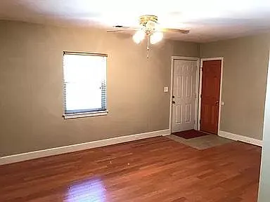 513 Tyler St — Photo 2